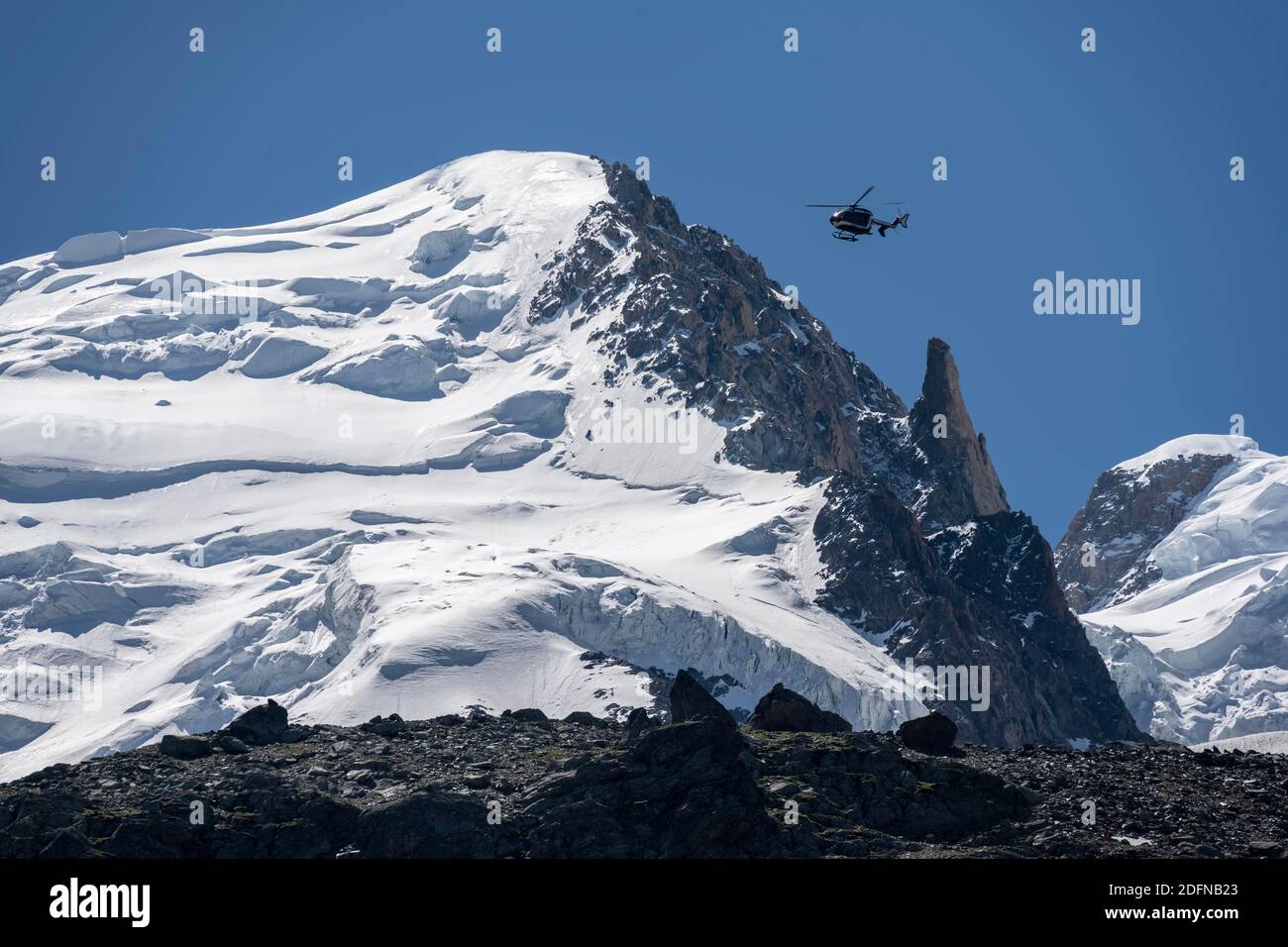 Hélicoptère survole les glaciers, sauvetage alpin, sauvetage montagne, massif du Mont blanc, Chamonix, haute-Savoie, France Banque D'Images