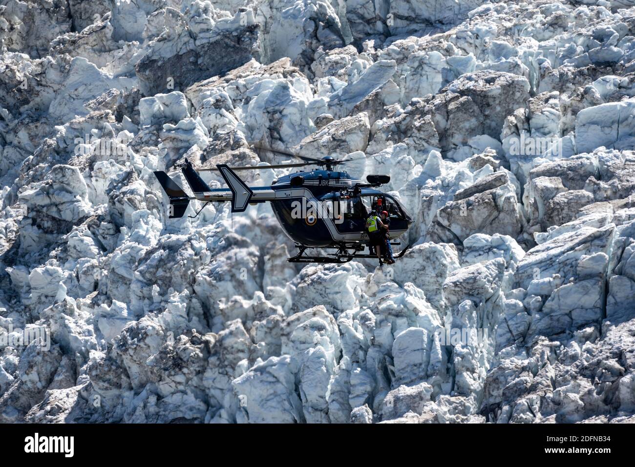Personne blessée sur corde, hélicoptère volant au-dessus du glacier, Glacier de Bossons, sauvetage alpin, sauvetage en montagne, Chamonix, haute-Savoie, France Banque D'Images