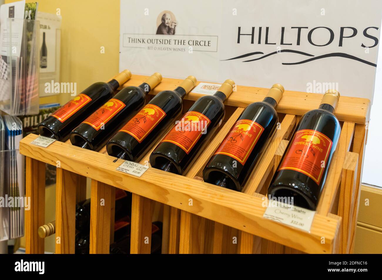 Canberra. 5 décembre 2020. Photo prise le 5 décembre 2020 montre le vin fait de cerise dans la ville de Young en Australie. La ville de Young est surnommée la « capitale australienne des cerisiers ». Sa saison de cueillette des cerises est venue récemment et a attiré les visiteurs à goûter et acheter des cerises fraîches et des produits connexes. Credit: Chu Chen/Xinhua/Alay Live News Banque D'Images