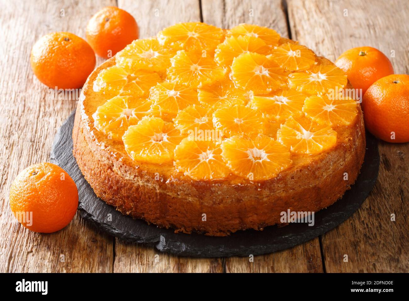 Tarte aux fruits de fête avec garniture de mandarine gros plan sur un tableau d'ardoise sur la table. Horizontale Banque D'Images