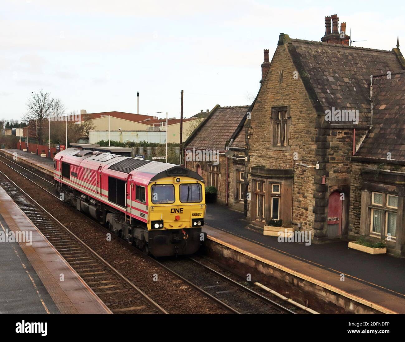 La locomotive Diesel 66587 de Pink Freightliner traverse le pont Bursscough De la gare de Southport à la ligne de chemin de fer Wigan sur une voyage de formation du conducteur Banque D'Images