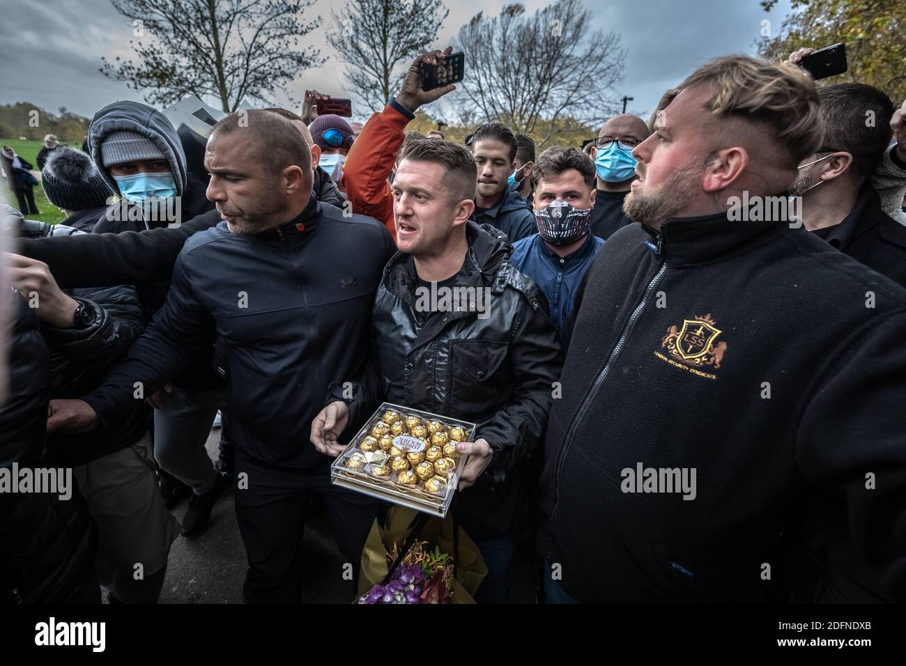 Tommy Robinson arrive au Speakers’ Corner à Hyde Park pour manifester son soutien à Hatun Tash, prédicateur évangélique turc-chrétien, Londres, Royaume-Uni. Banque D'Images