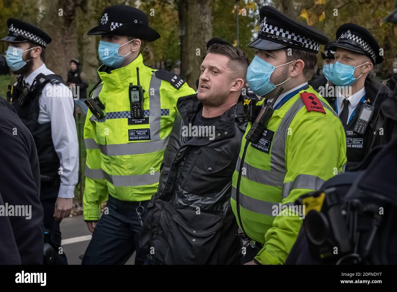 Tommy Robinson est arrêté au Speaker’s Corner à Hyde Park après de nombreuses demandes de la police pour effacer le coin afin de faire respecter les distances sociales. Banque D'Images