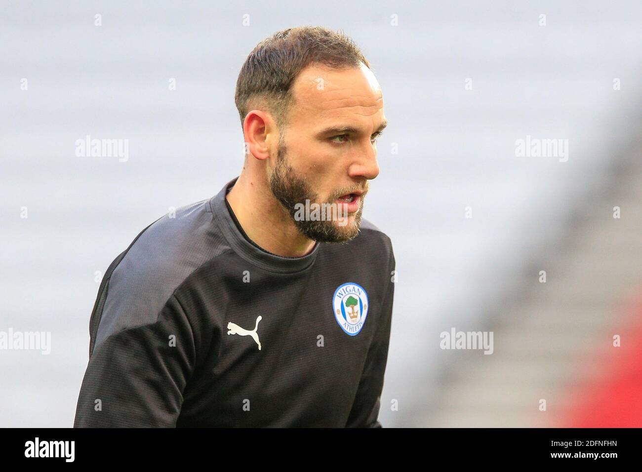 DaN Gardner #15 de Wigan Athletic pendant l'échauffement avant le match Banque D'Images