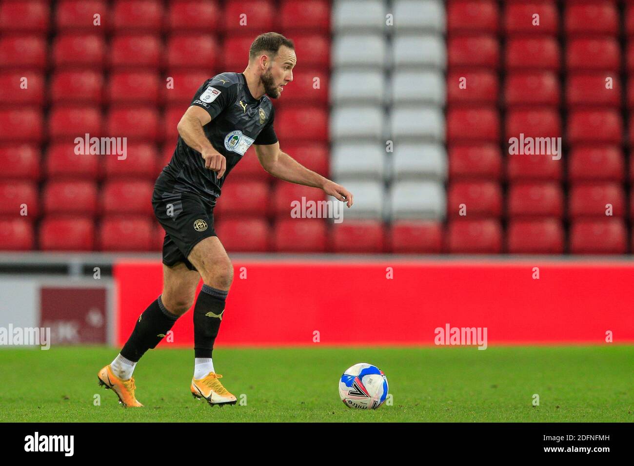 DaN Gardner #15 de Wigan Athletic avec le ballon Banque D'Images