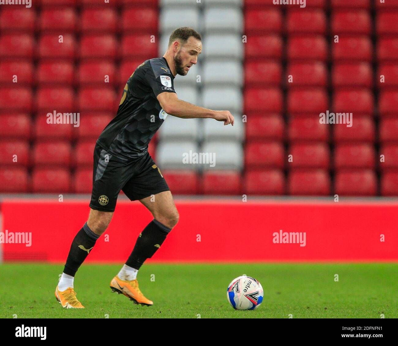DaN Gardner #15 de Wigan Athletic avec le ballon Banque D'Images