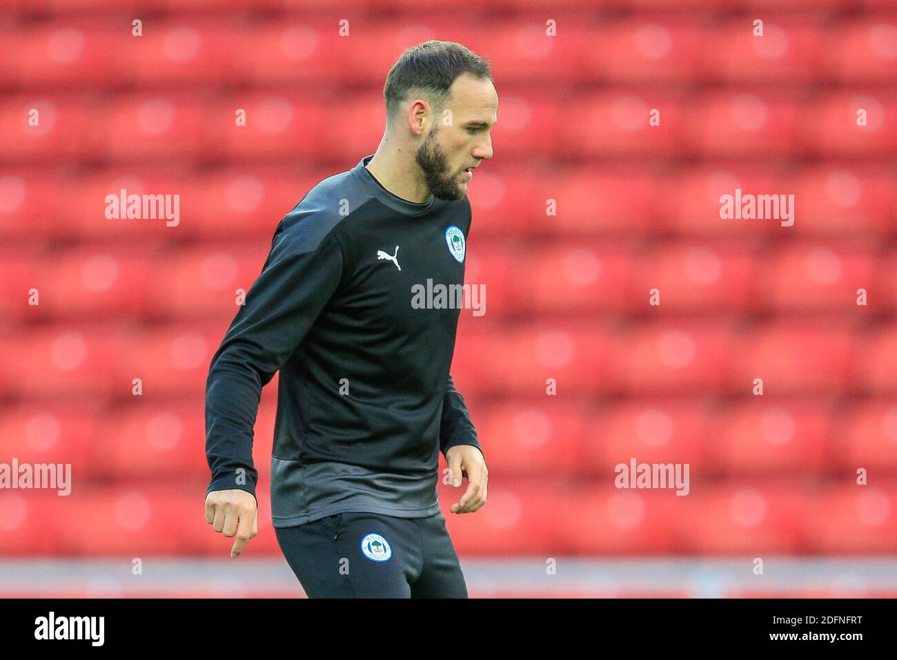 DaN Gardner #15 de Wigan Athletic pendant l'échauffement avant le match Banque D'Images