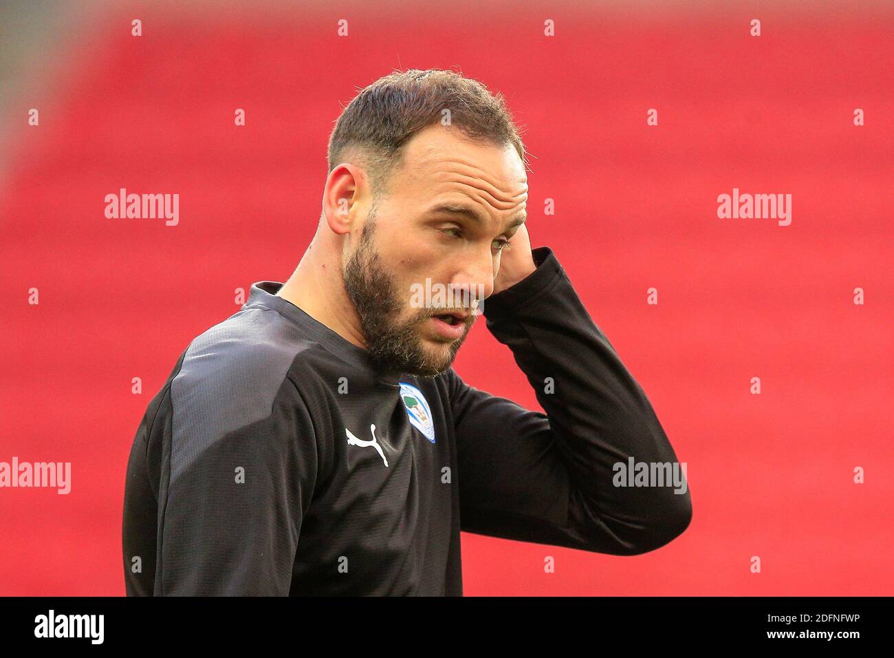 DaN Gardner #15 de Wigan Athletic pendant l'échauffement avant le match Banque D'Images