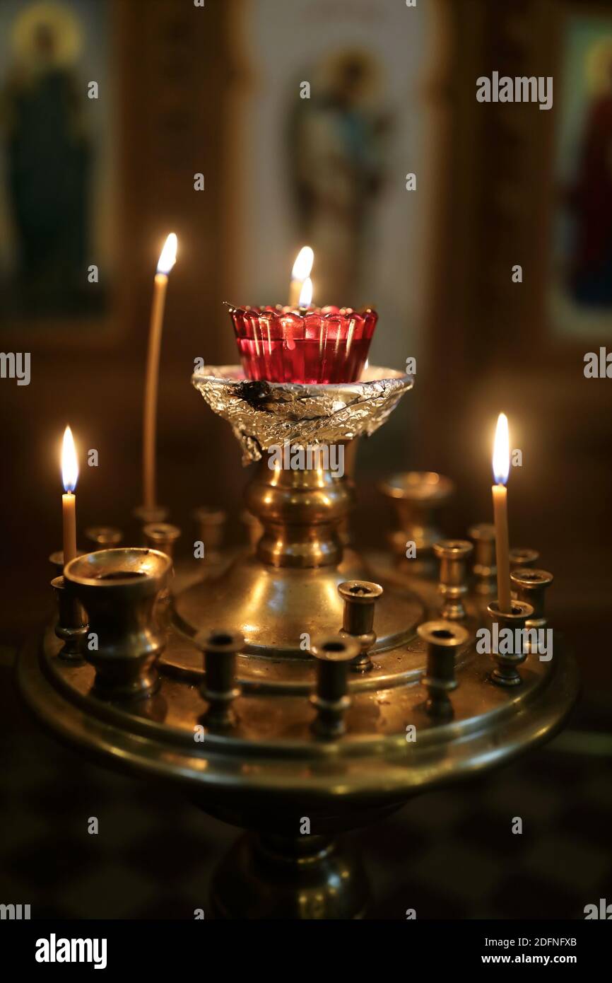 Détails de chandelier avec bougies allumées dans l'église orthodoxe Photo  Stock - Alamy