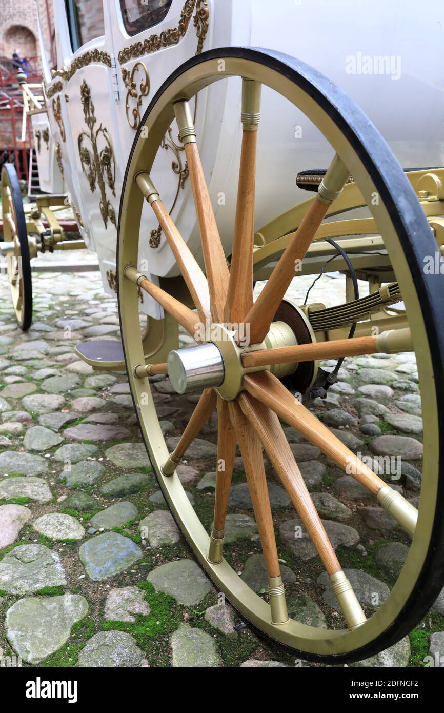 Ancienne calèche tirée par des chevaux des années 60 fabriquée par Gidi's Car