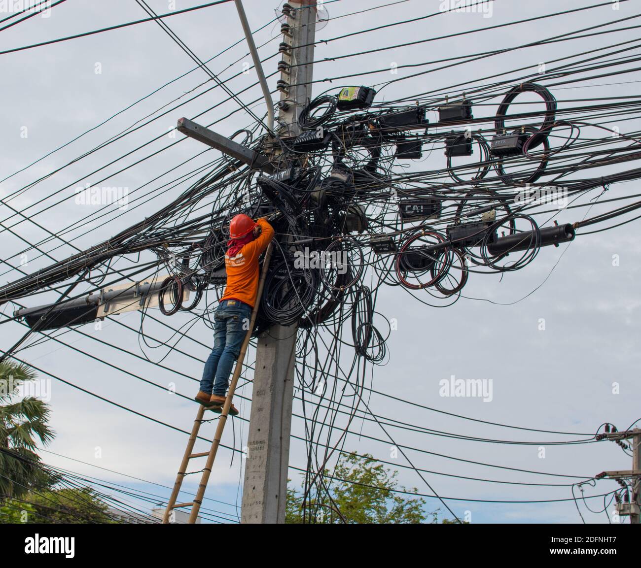 Un électricien thaïlandais à son emploi quotidien dans le quartier de Pattaya Chonburi Thaïlande Asie Banque D'Images