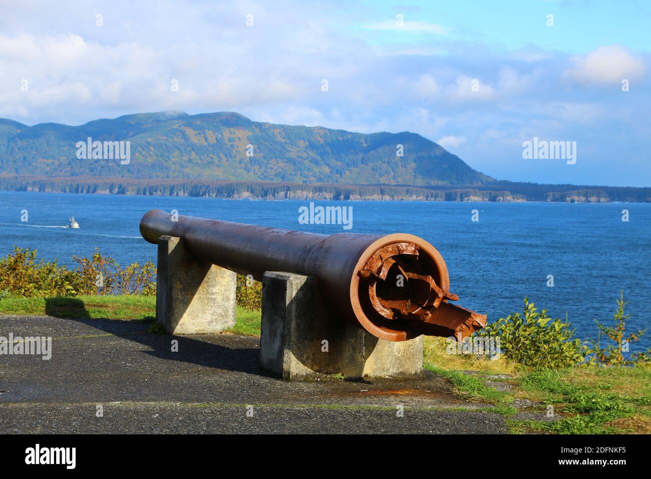 Alaska, canon de Miller point au parc historique national de fort Abercrombie, sur l'île Kodiak Banque D'Images