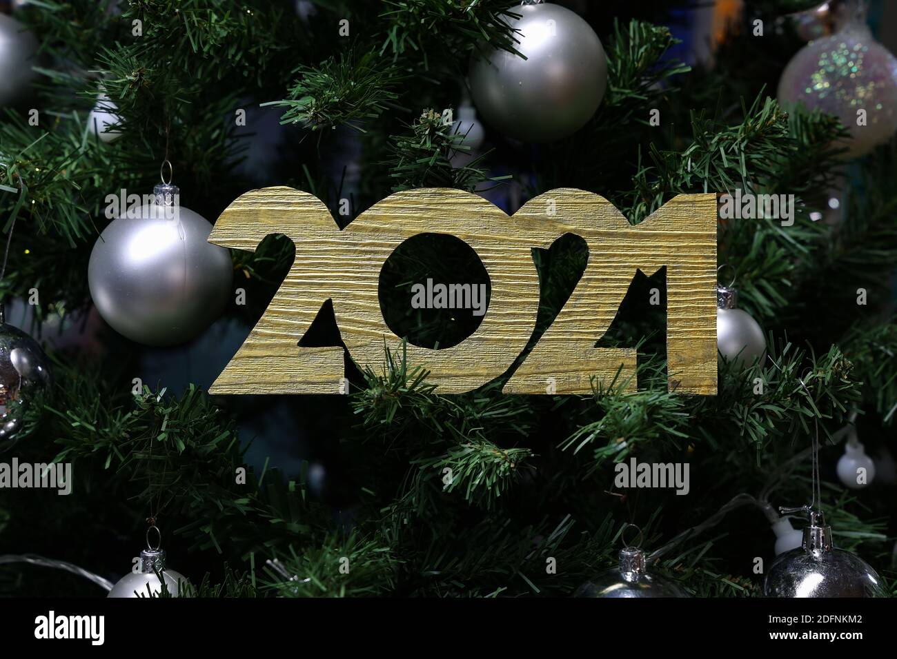 Un gros plan du numéro 2021 sur l'arbre de Noël, bonne année 2021 Banque D'Images