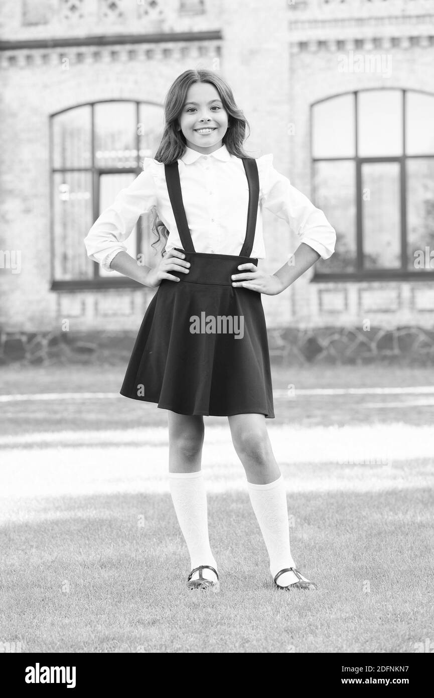 le classique est apprecie de tous. look elegant de la jeune fille. tenue retro pour enfant. pupille dans une tenue vintage. rentree. beaute en plein air. shopping de mode pour enfant. bonne