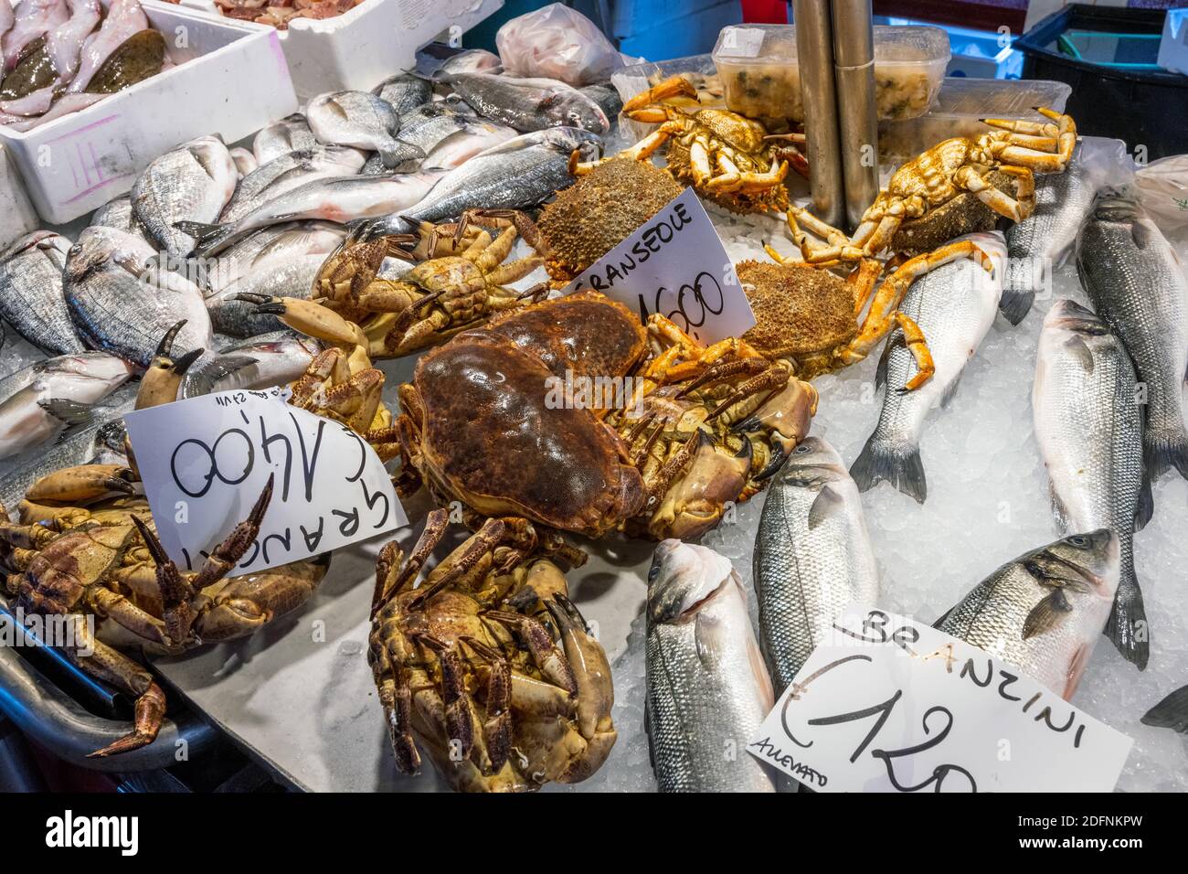 Poissons et crustacés en vente sur un marché Banque D'Images