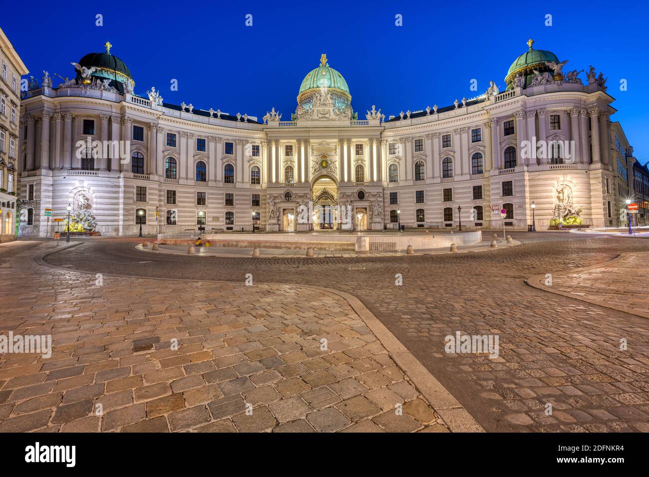 La célèbre Hofburg avec la Michaelerplatz à Vienne la nuit Banque D'Images