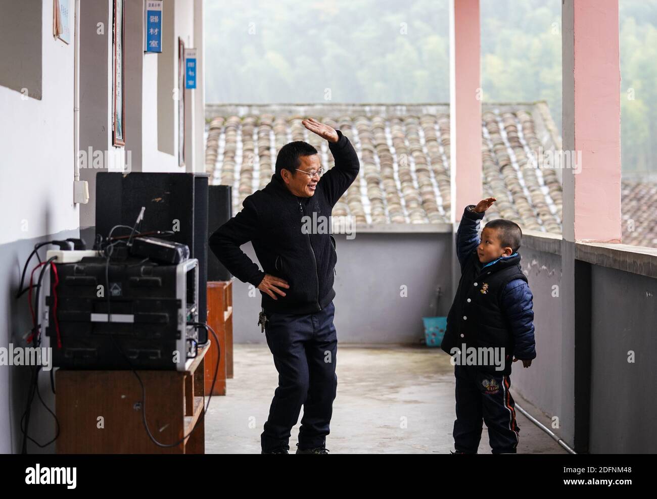 (201206) -- LICHUAN, 6 décembre 2020 (Xinhua) -- Jiang Guonan (L) et son étudiant Jiang Haotian font de l'exercice physique à l'école primaire de Jigao dans le canton de Xiongcun, comté de Lichuan, province de Jiangxi, en Chine orientale, 3 décembre 2020. Jiang Guonan a enseigné à l'école primaire de Jigao dans sa ville natale depuis qu'il est diplômé de l'école secondaire en 1978. Dans les 42 années à venir, l'enseignant est resté dans ce poste rural, bien que de plus en plus ses collègues ont choisi de partir pour enseigner dans les écoles des villes dans le cadre du développement de l'urbanisation. En septembre 2019, Jiang est devenu le seul professeur à l'école primaire de Jigao. Il a appliqué Banque D'Images