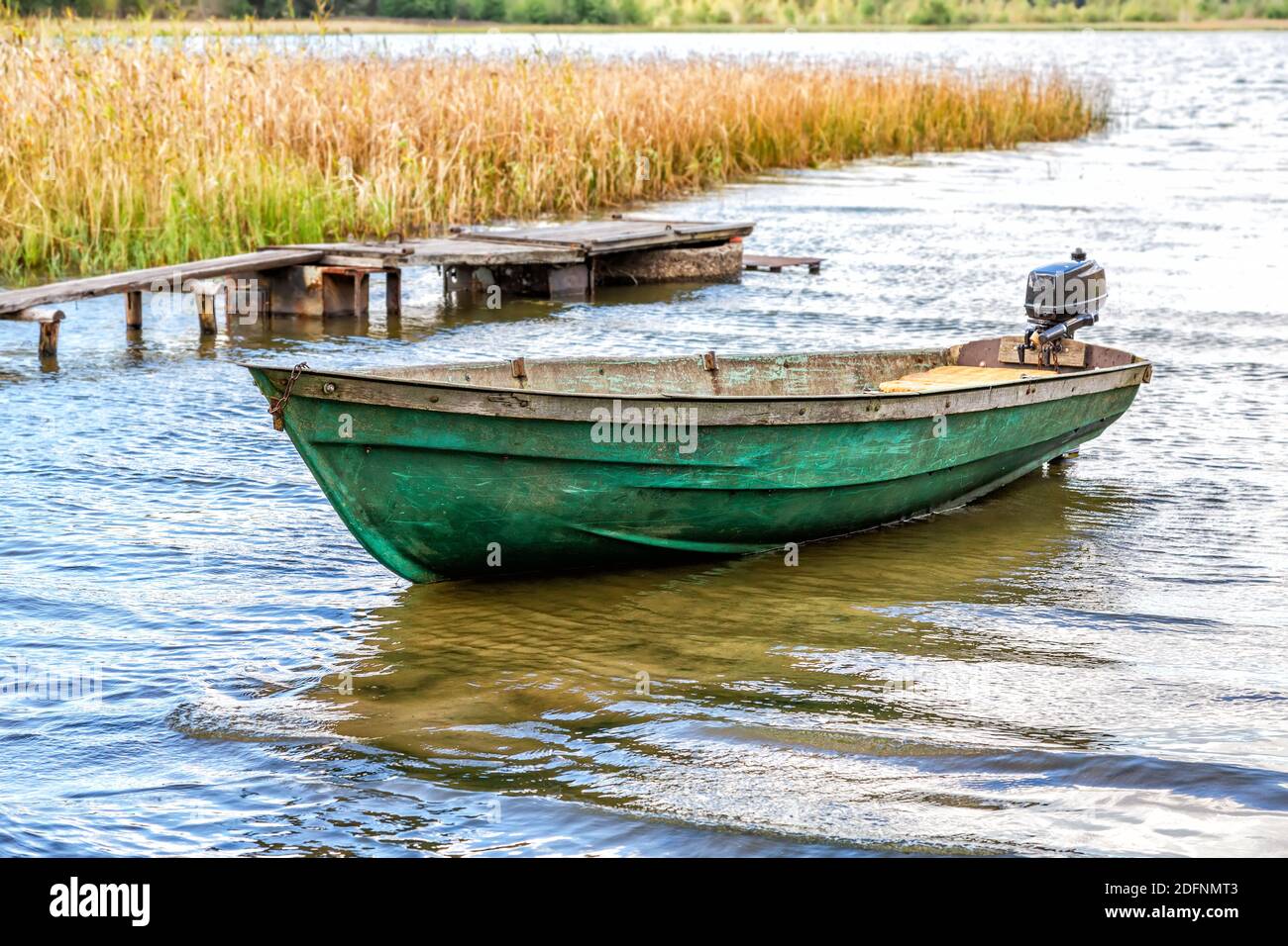 Paysage avec bateau à moteur de pêche en plastique sur le lac dans été Banque D'Images