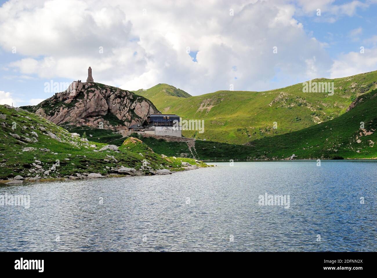 Carnic APLs, col de Volaia. Pendant la première Guerre mondiale, il a été le théâtre de batailles sanglantes des armées italiennes et austro-hongroises. Lac de Volaia. Sur le lac était la ligne de front. En arrière-plan le monument en mémoire des soldats autrichiens tombés et le Wolayerseehutte, le refuge du Club alpin autrichien. Banque D'Images