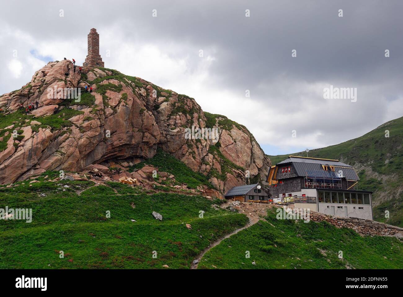 Carnic APLs, col de Volaia. Pendant la première Guerre mondiale, il a été le théâtre de batailles sanglantes des armées italiennes et austro-hongroises. Le monument à la mémoire des soldats autrichiens tombés et le Wolayerseehutte, le refuge du Club alpin autrichien. Banque D'Images