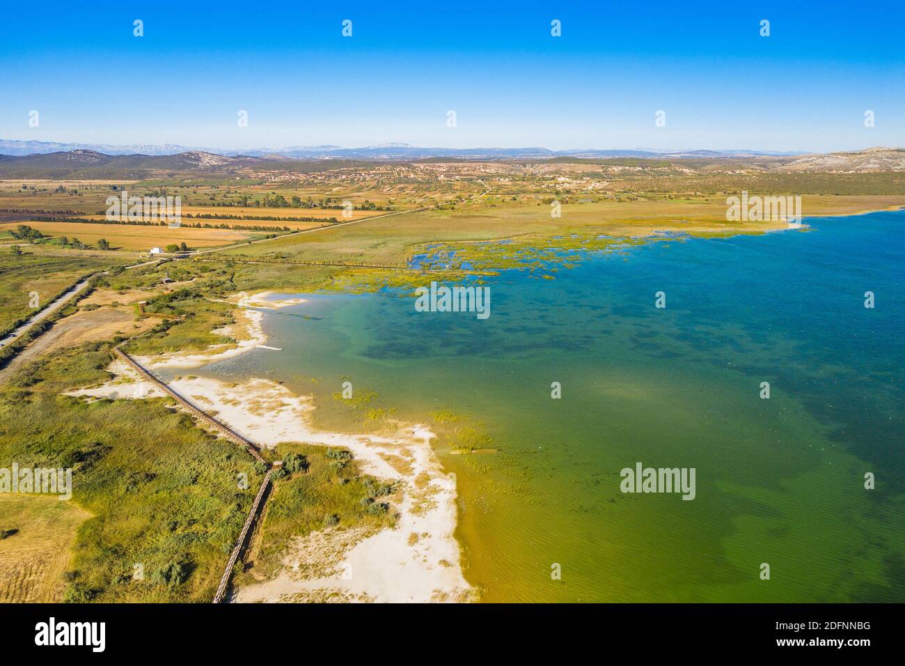 Parc naturel ornithologique, rive du lac Vrana (Vransko jezero) en Dalmatie, Croatie, vue aérienne de drone Banque D'Images