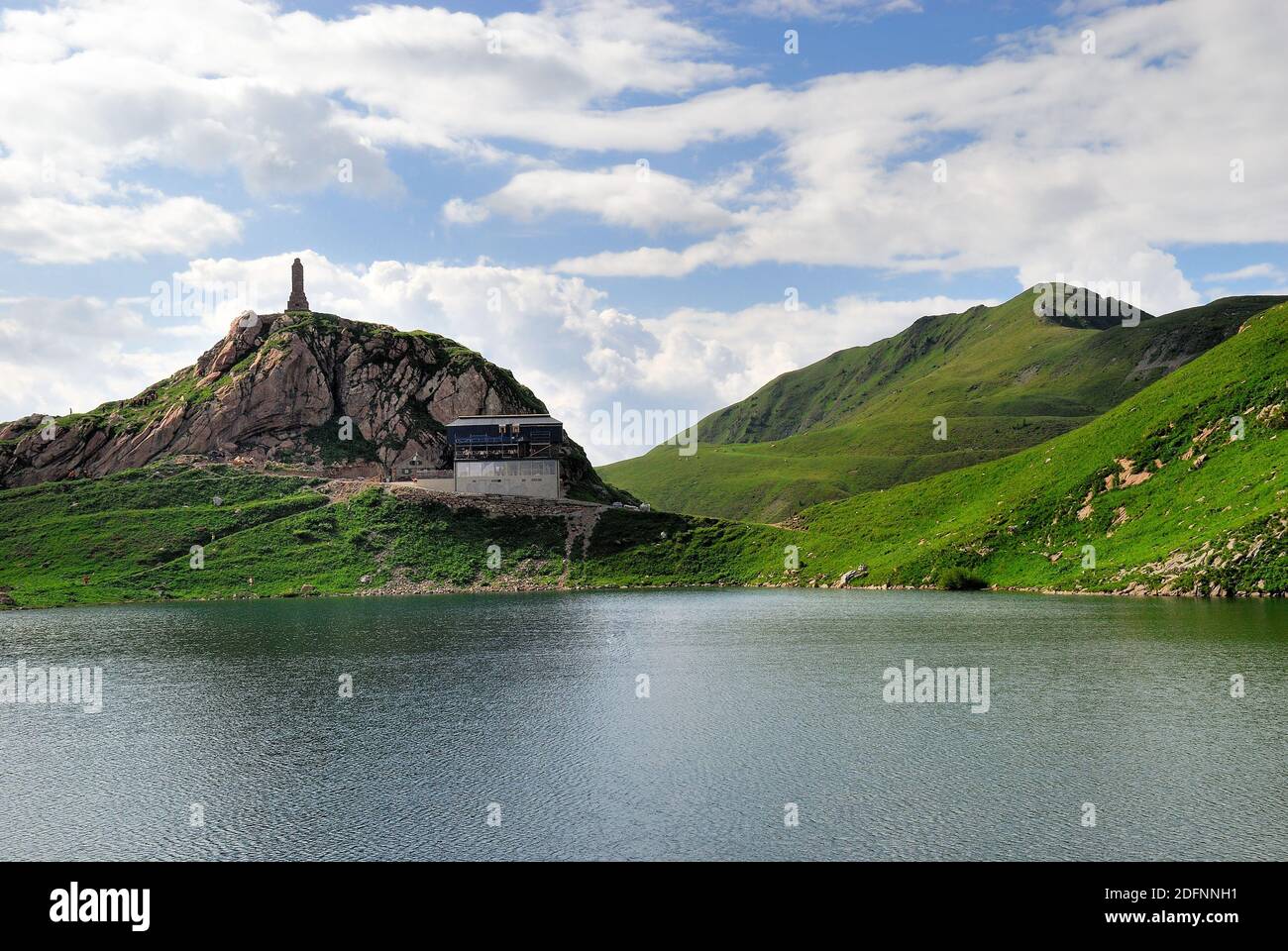 Carnic APLs, col de Volaia. Pendant la première Guerre mondiale, il a été le théâtre de batailles sanglantes des armées italiennes et austro-hongroises. Lac de Volaia. Sur le lac était la ligne de front. En arrière-plan le monument en mémoire des soldats autrichiens tombés et le Wolayerseehutte, le refuge du Club alpin autrichien. Banque D'Images