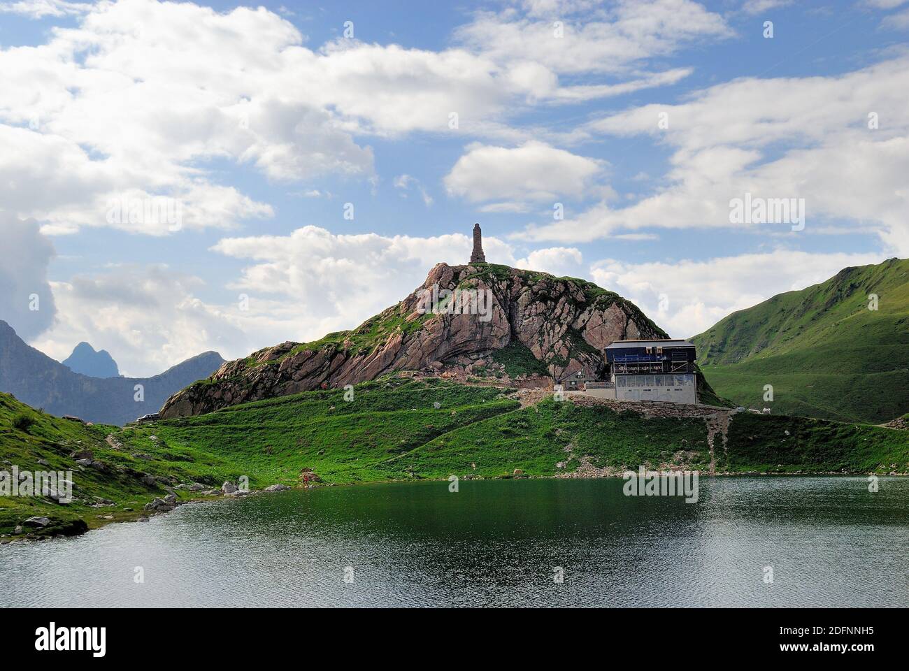 Carnic APLs, col de Volaia. Pendant la première Guerre mondiale, il a été le théâtre de batailles sanglantes des armées italiennes et austro-hongroises. Lac de Volaia. Sur le lac était la ligne de front. En arrière-plan le monument en mémoire des soldats autrichiens tombés et le Wolayerseehutte, le refuge du Club alpin autrichien. Banque D'Images
