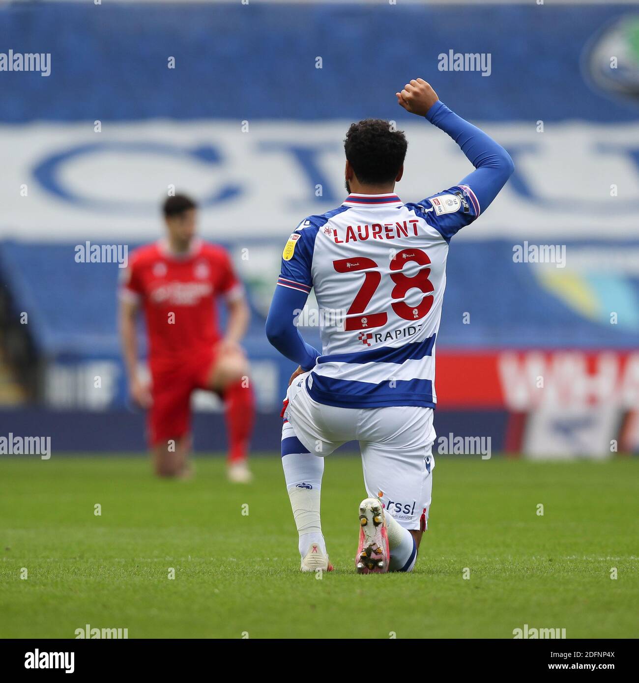 Josh Laurent, de Reading, prend le genou pour la matière de la vie noire lors du championnat EFL Sky Bet entre Reading et Nottingham Forest au Madejski Stadium, Reading, Angleterre, le 5 décembre 2020. Photo de Ken Sparks. Utilisation éditoriale uniquement, licence requise pour une utilisation commerciale. Aucune utilisation dans les Paris, les jeux ou les publications d'un seul club/ligue/joueur. Banque D'Images