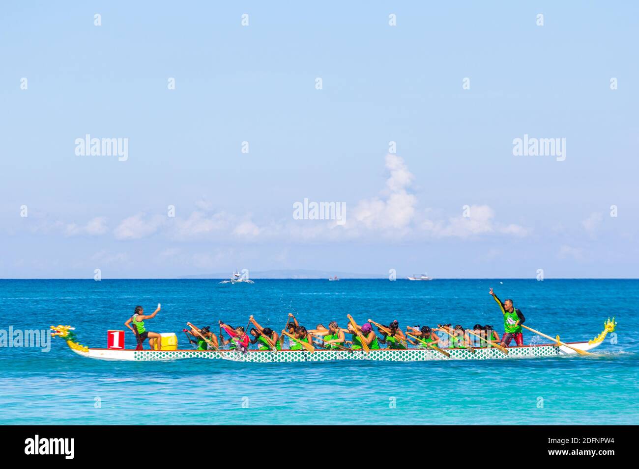 Concurrents pendant le festival international de bateaux-dragons de Boracay Banque D'Images