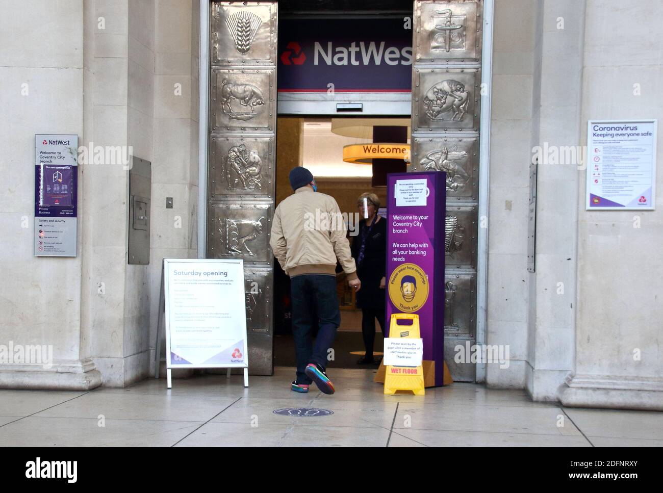 Coventry, Royaume-Uni. 05e décembre 2020. Homme vu entrer dans une succursale de la banque NAT West dans le centre-ville.le premier week-end de nouvelles restrictions de coronavirus, la ville de Coventry est dans le niveau 3 - "très haut risque" sans pubs ou restaurants sont autorisés à commercer, à l'exception des plats à emporter, mais tous les magasins sont ouverts et les acheteurs sont en vigueur. Crédit : SOPA Images Limited/Alamy Live News Banque D'Images
