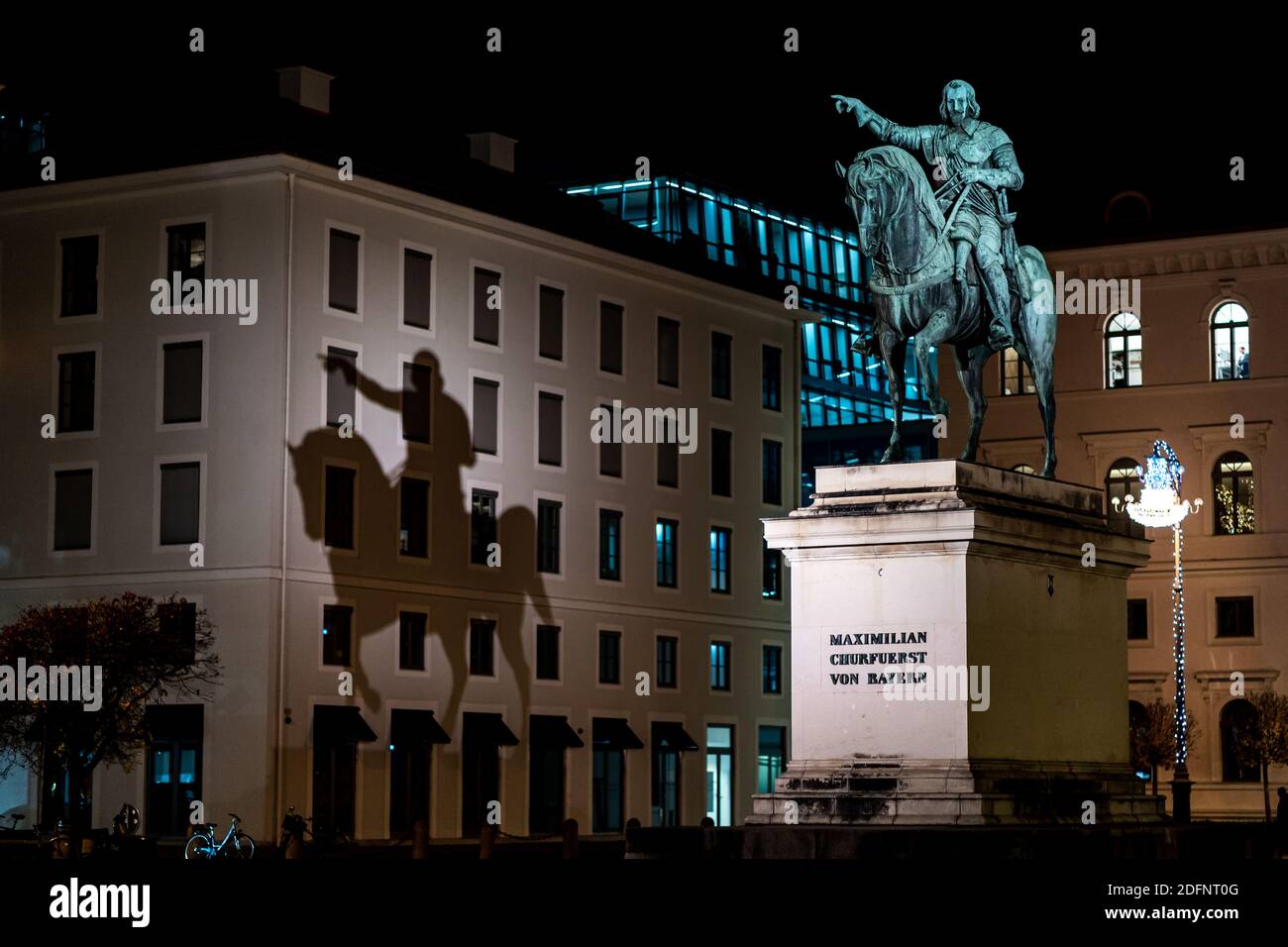 Un cliché en contre-angle de la statue de Maximilien I, électeur de Bavière capturé la nuit Banque D'Images