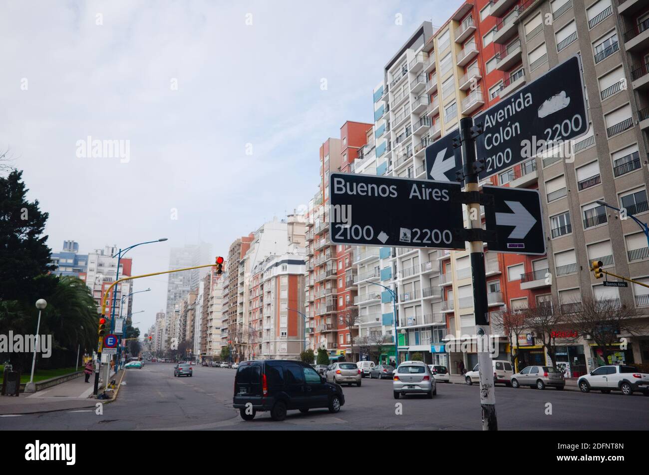Mar del Plata, province de Buenos Aires, Argentine - juillet, 2020: Vue sur  la ville avec haut bâtiment résidentiel du centre-ville sur un carrefour de  rues Photo Stock - Alamy