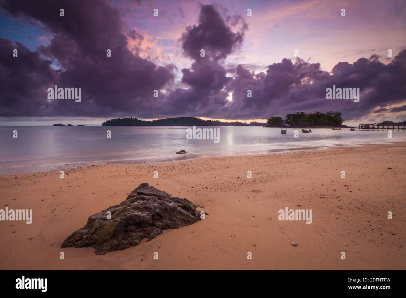 Tôt le matin à la plage à la pointe nord de l'île de Coiba, parc national de Coiba, côte du pacifique, province de Veraguas, République du Panama. Banque D'Images