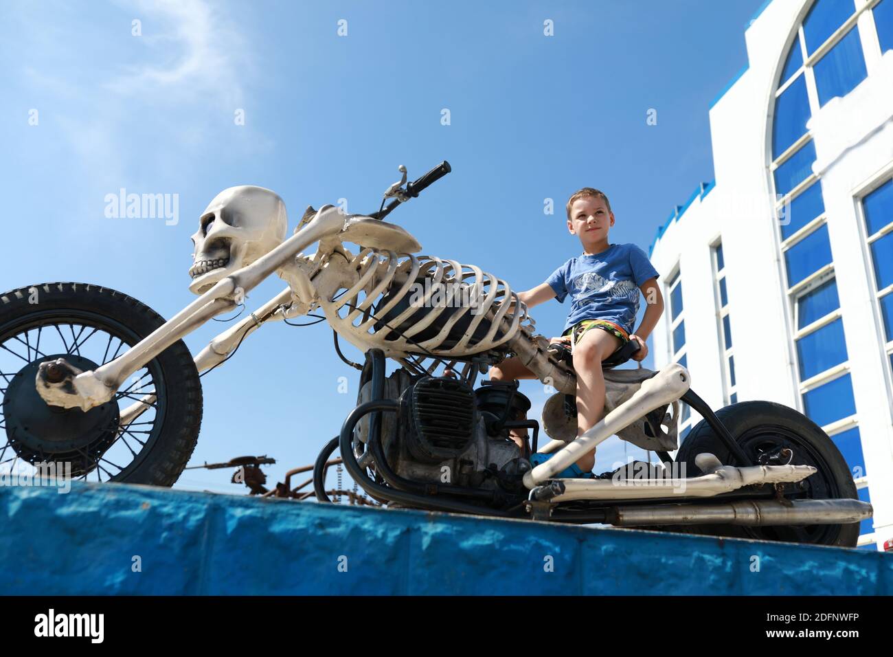 Enfant posant sur la moto sous forme de squelette Photo Stock - Alamy