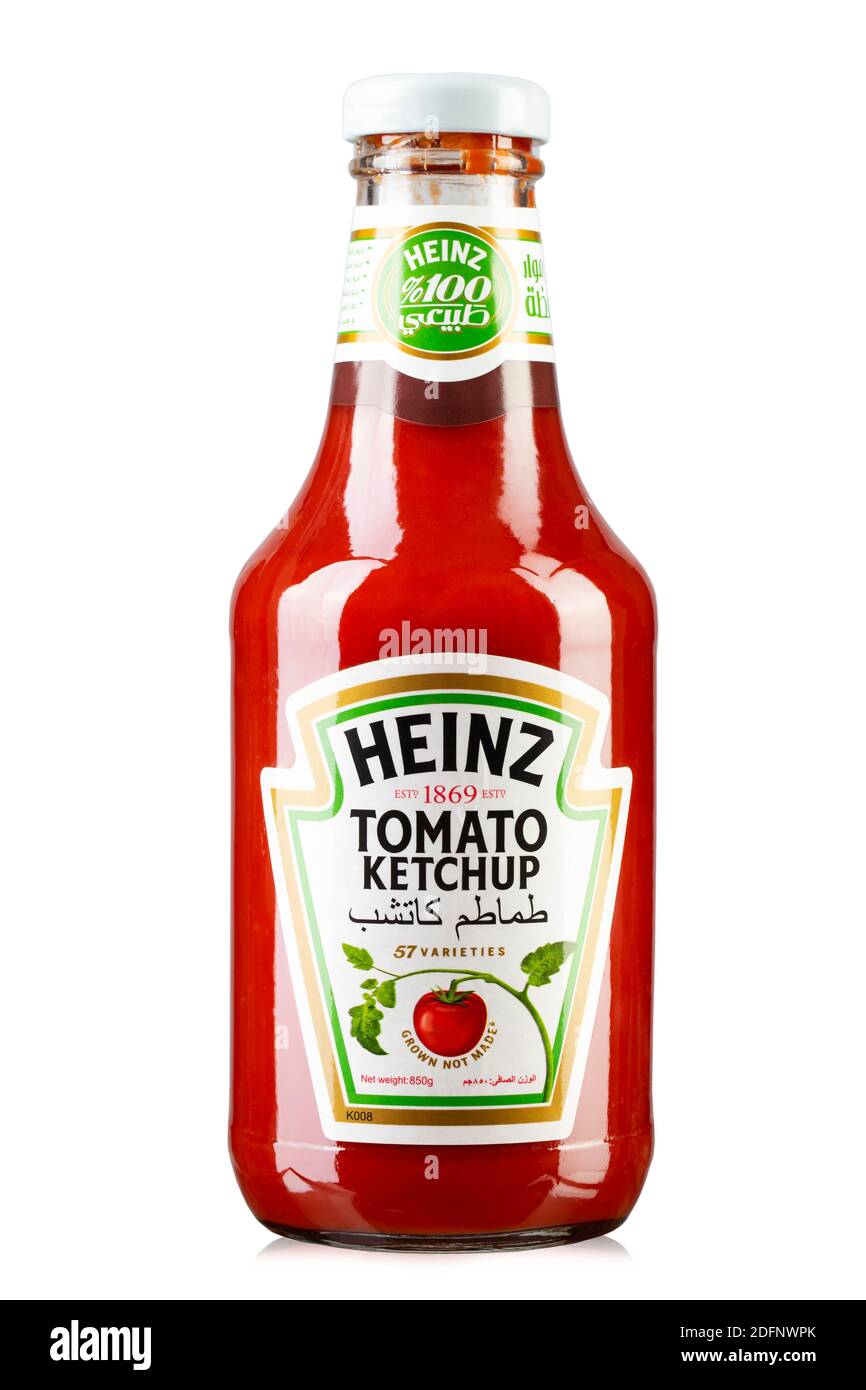 Ukraine, Kiev - mai 29. 2019: Sauce de ketchup de tomate Heinz . La société a été fondée en 1869 par Henry John Heinz. Le fichier contient un chemin d'écrêtage. Banque D'Images