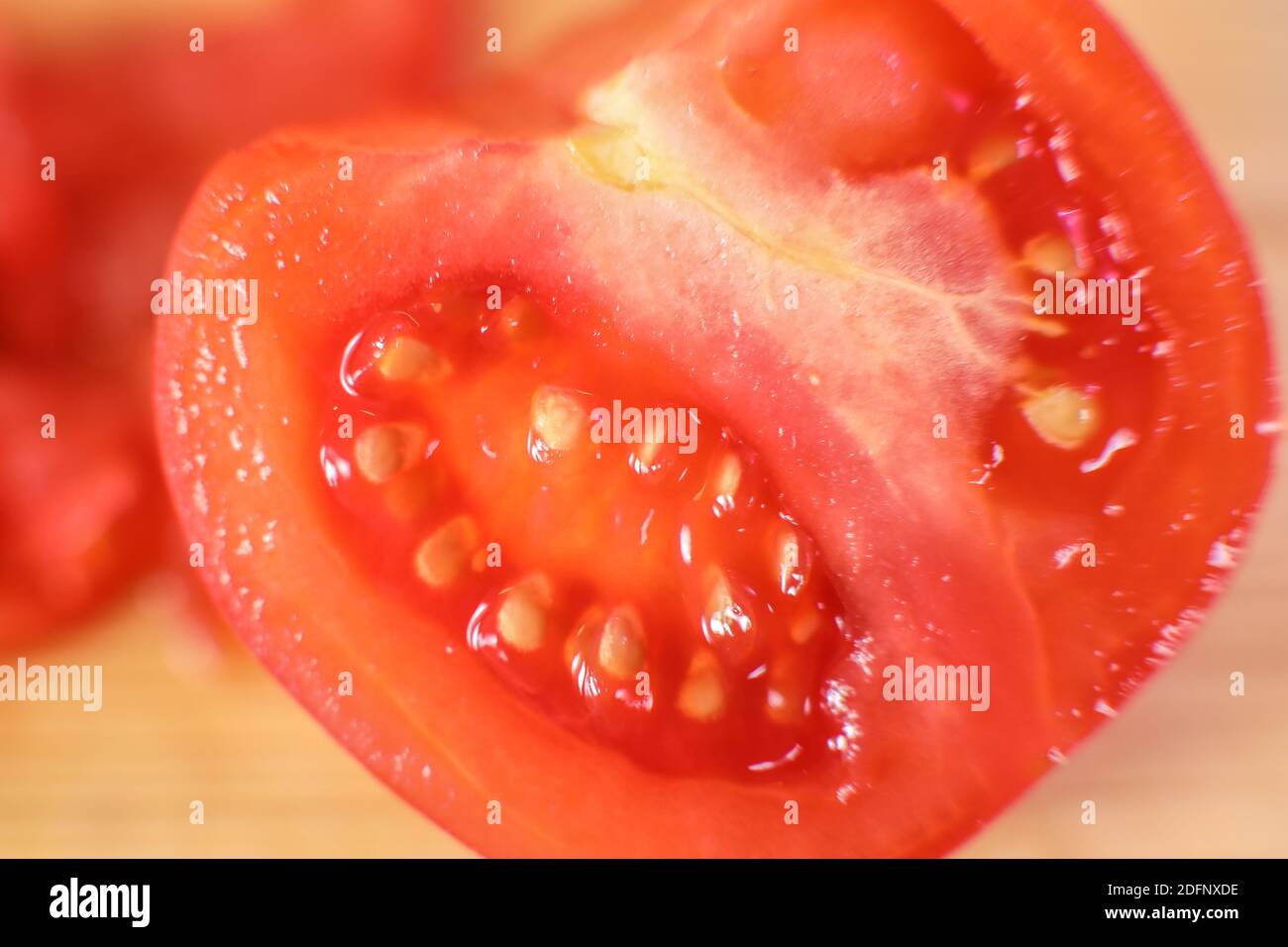 une tranche de tomate hachée ferme une tranche de tomate hachée. Légumes frais. Préparation de la cuisson. Vers le haut. Légumes frais. Préparation pour Banque D'Images