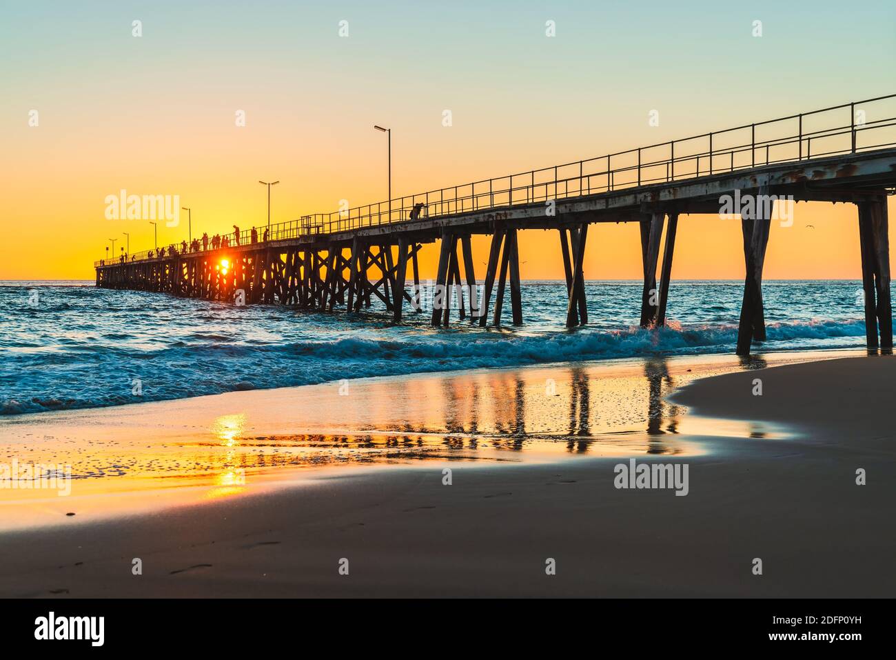 Personnes pêchant sur la jetée de Port Noarlunga au coucher du soleil, Australie méridionale Banque D'Images