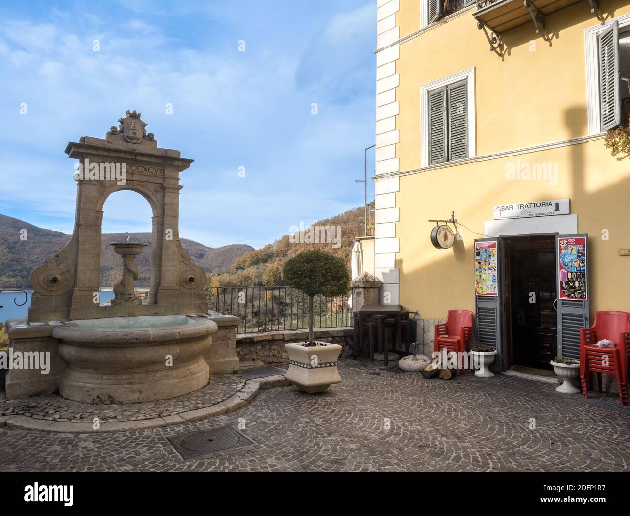 Un bar et trattoria dans la petite ville de Castel di Tora près du lac Turano - Rieti, Italie Banque D'Images