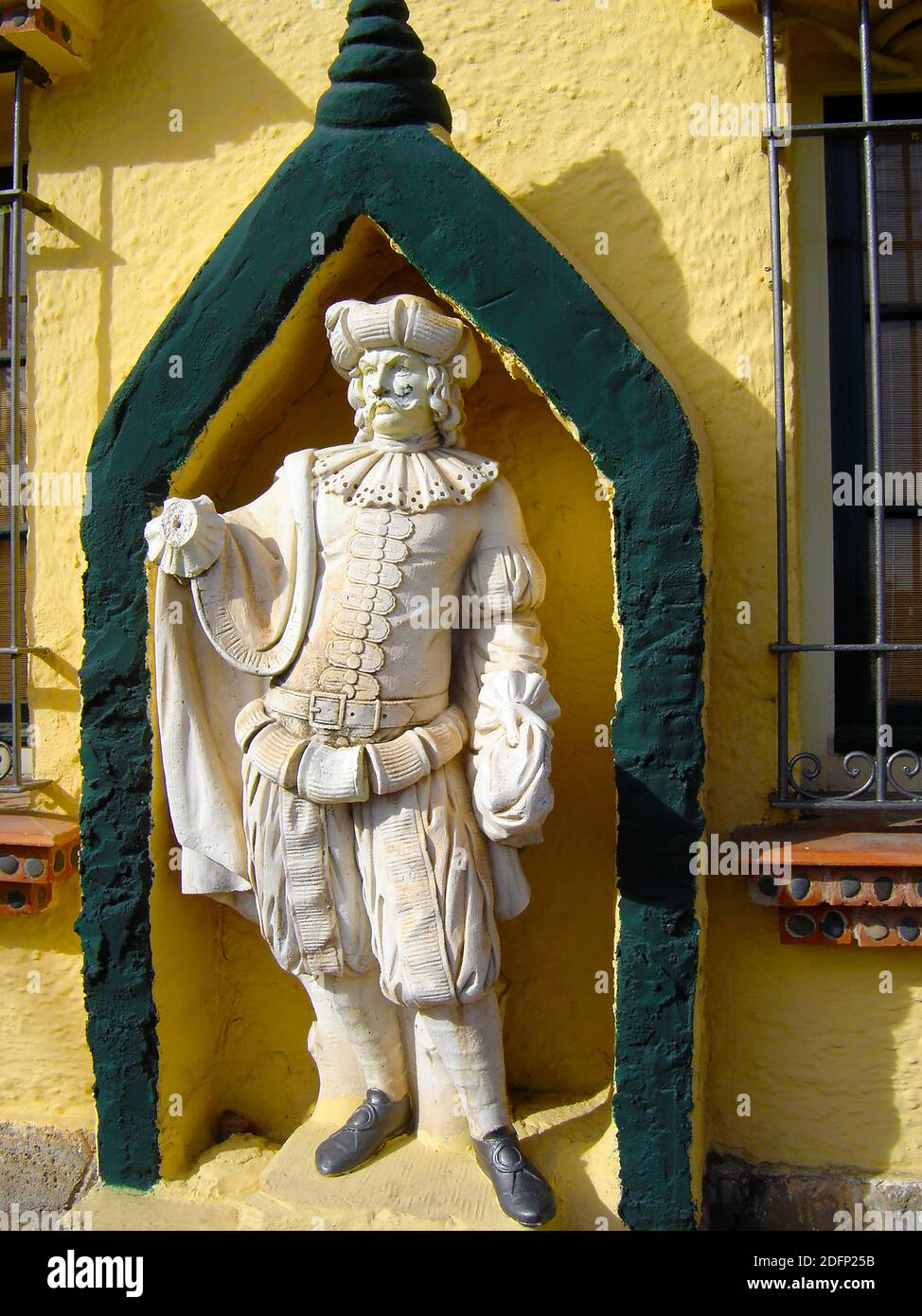 Une statue d'un cavalier espagnol / caballero / caballarius (sans son cheval ou son épée). Situé à l'extérieur d'un bâtiment dans le sud de l'Espagne. Le terme pourrait être utilisé pour un soldat monté, un aristocrate, chevalier ou gentleman. Banque D'Images
