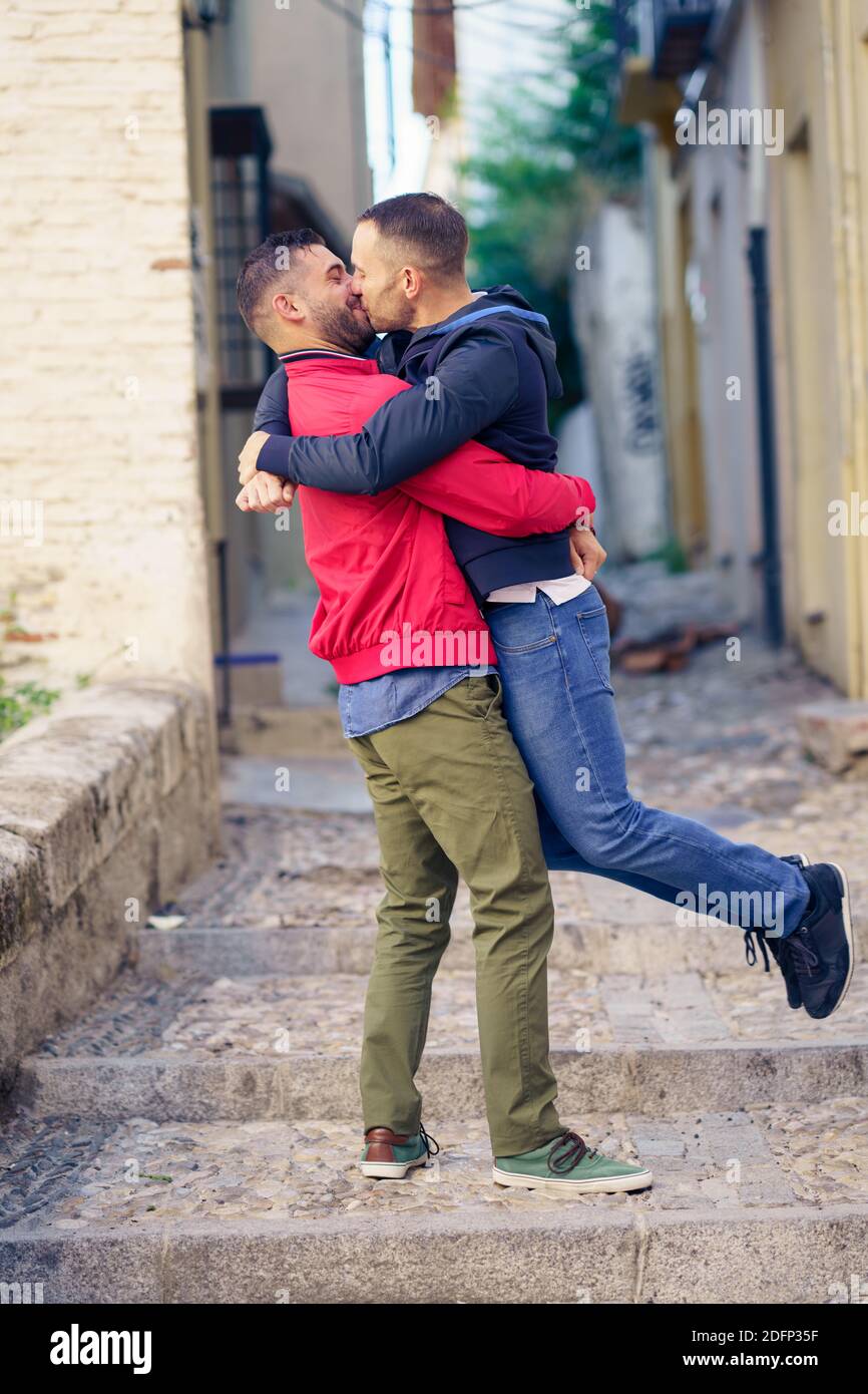 Couple gay dans un moment amusant et romantique dans la rue. Banque D'Images