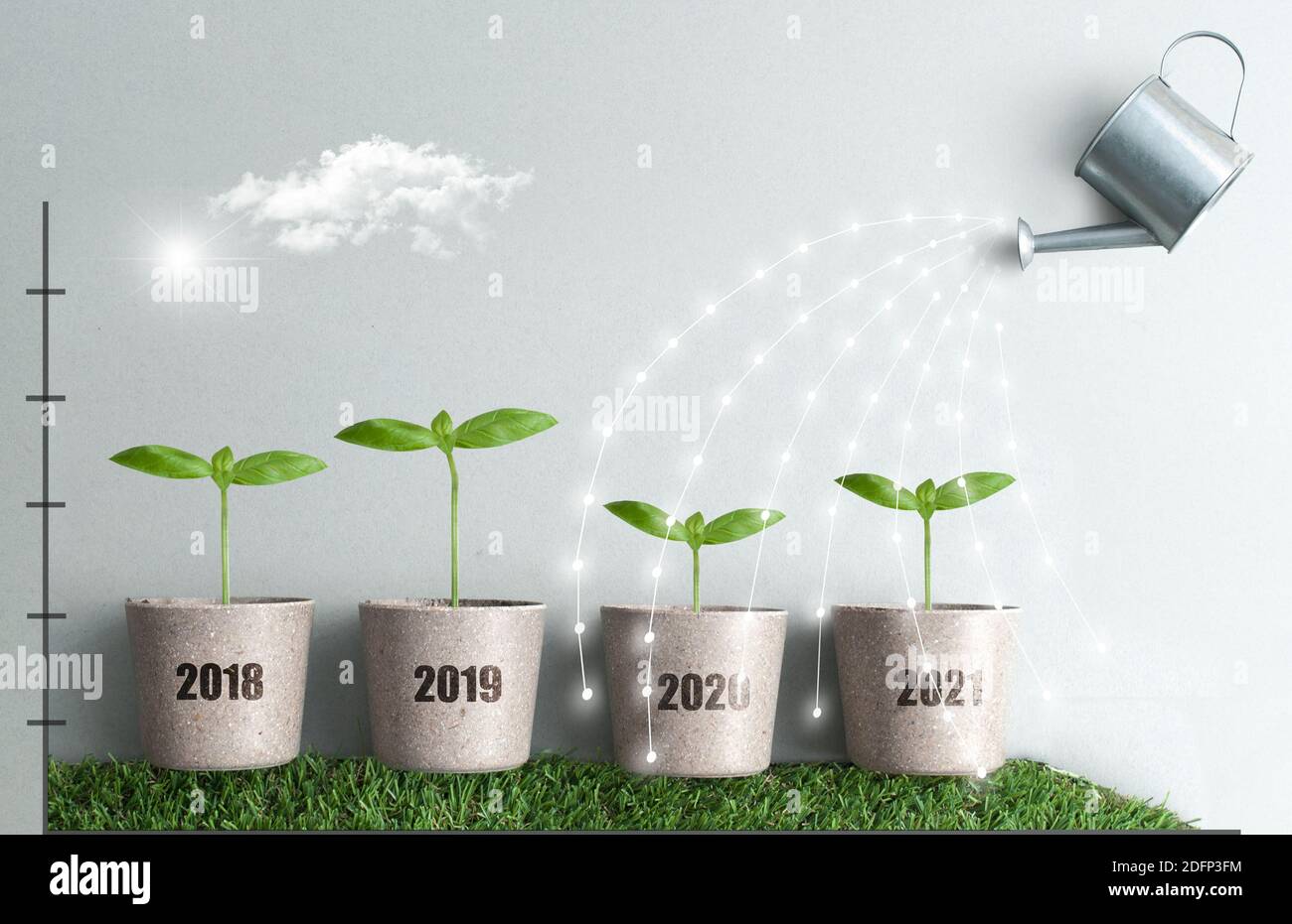 Concept de comparaison de la croissance des affaires année par année de 2018 à 2021, de nouveaux semis dans des pots de plantes sont arrosées de flux de lumière Banque D'Images