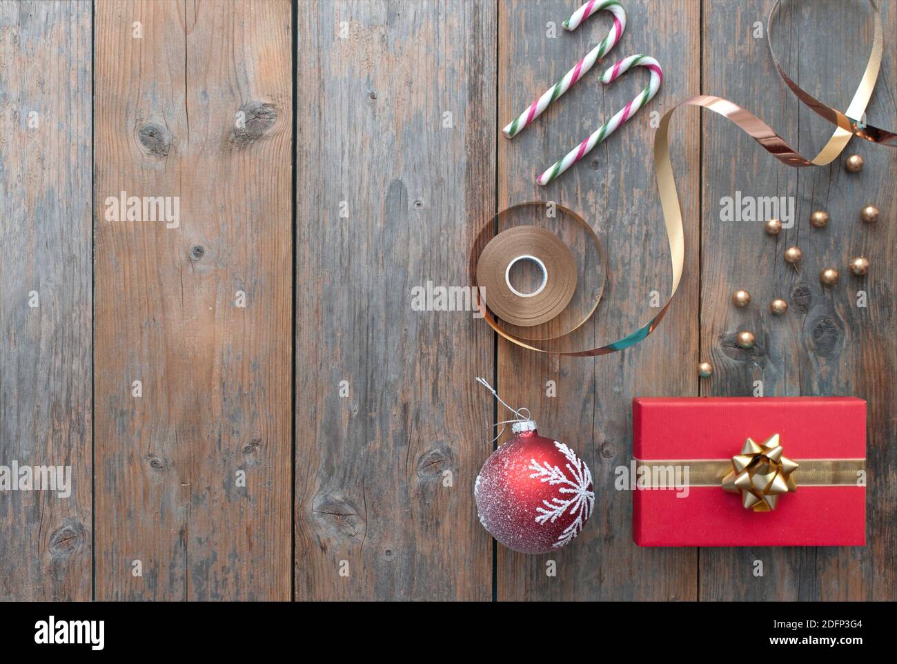 Fond de boîte-cadeau de Noël avec bonbons et ruban d'emballage Banque D'Images