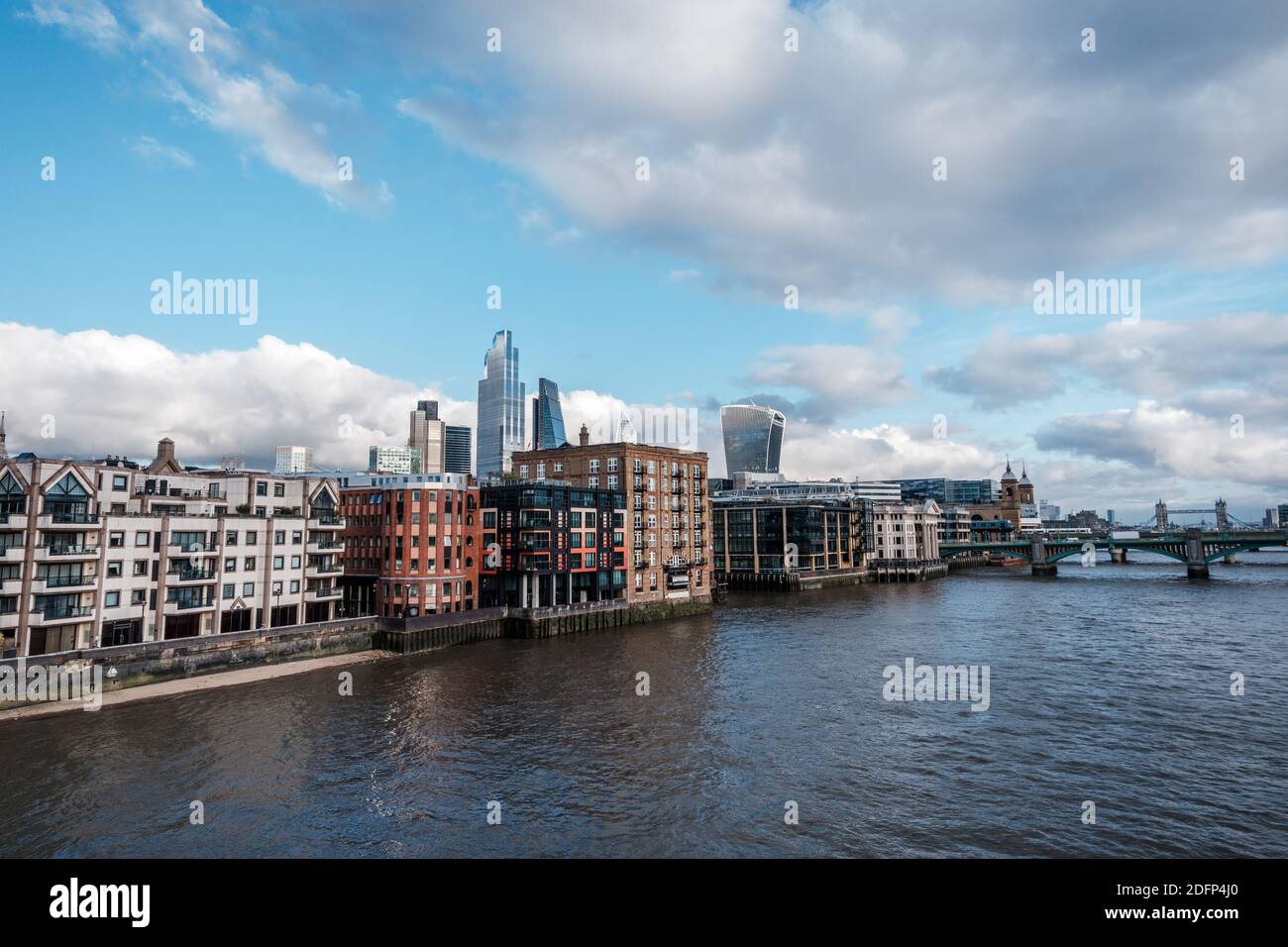 Vue sur la Tamise et sur le London Skyline depuis le Millennium Bridge Banque D'Images