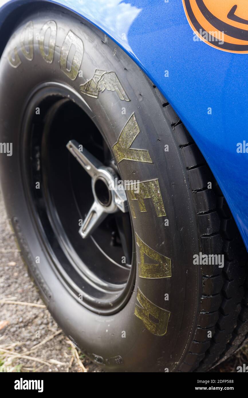 Gros plan d'un pneu arrière Goodyear Eagle et Roue en alliage noir sur une  Superformance GT40R haute de couleur bleu métallisé Réplique de qualité du  Ford GT40 Photo Stock - Alamy