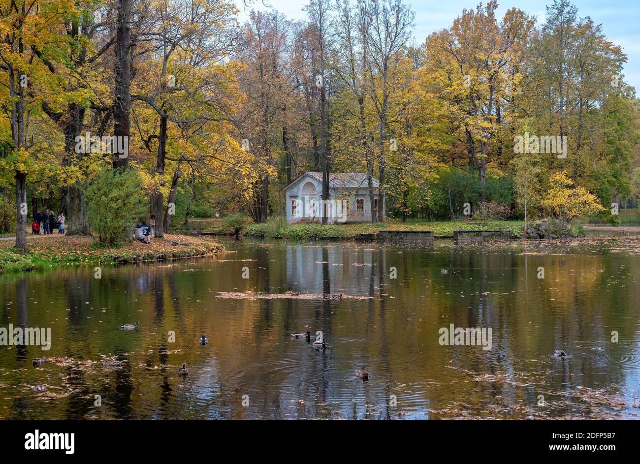 Tsarskoye Selo, Saint-Pétersbourg, Russie - 3 octobre 2020 : personnes dans le parc Alexander près de l'étang des enfants et de l'île des enfants Banque D'Images