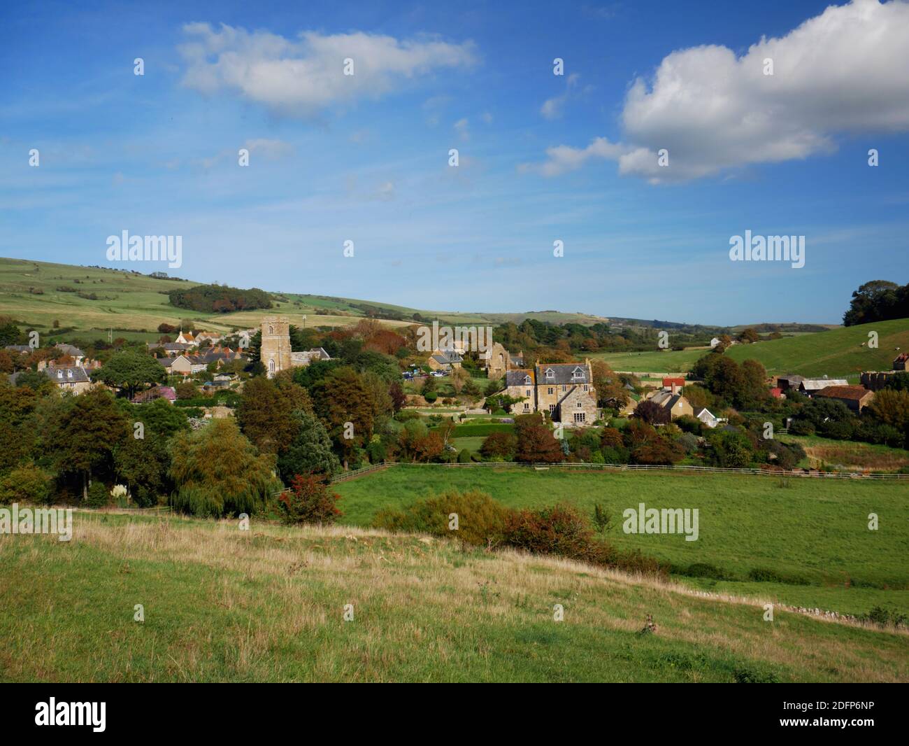 Abbotsbury et église vue de Chapel Hill, Dorset. Banque D'Images