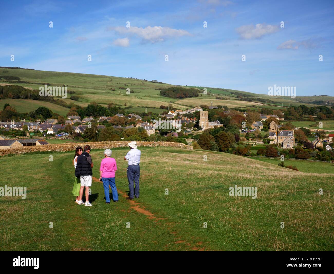 Abbotsbury et église vue de Chapel Hill, Dorset. Banque D'Images