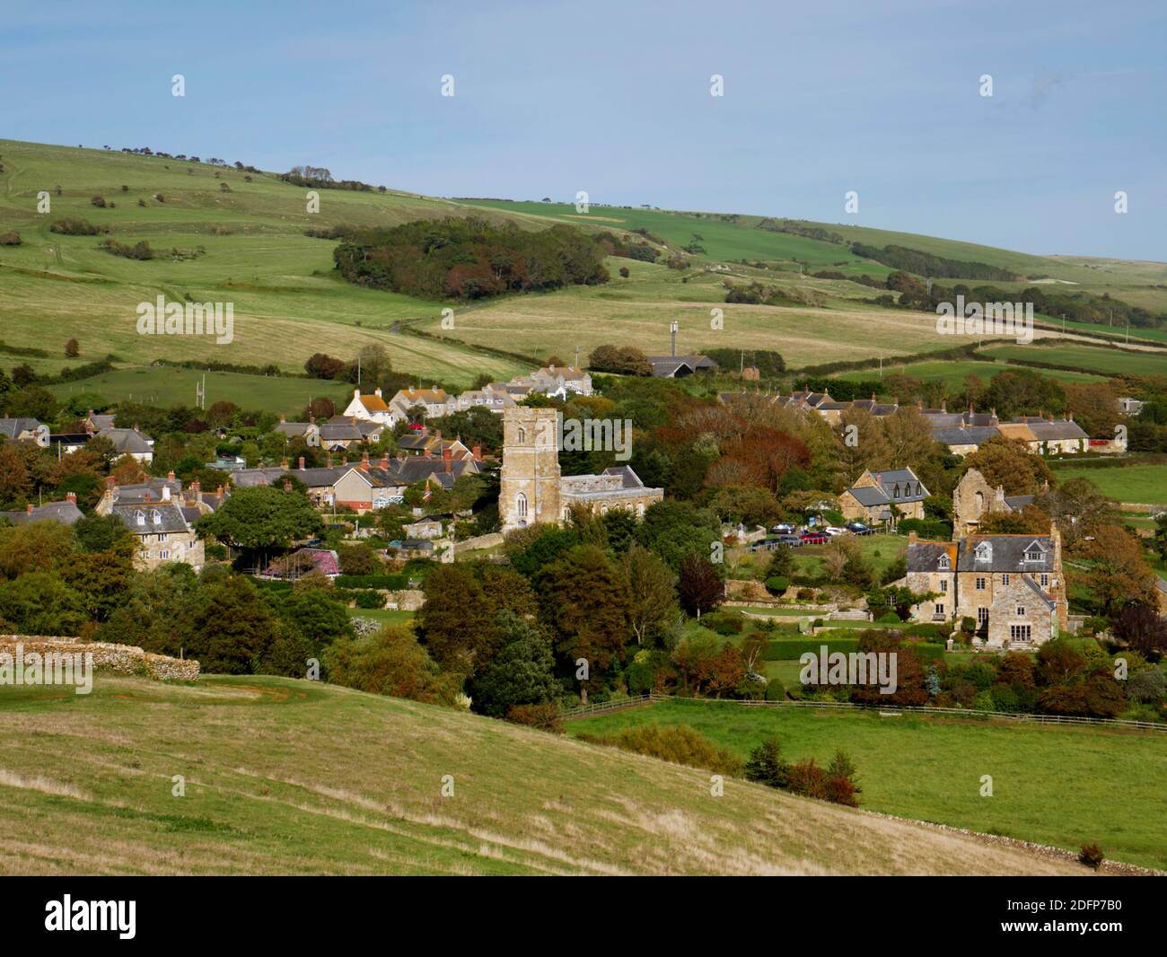 Abbotsbury et église vue de Chapel Hill, Dorset. Banque D'Images