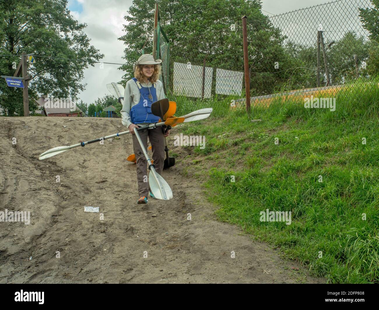 Une jeune femme porte des oars lors d'une excursion en canoë sur la rivière WDA, à Bory Tucholskie, en Pologne Banque D'Images