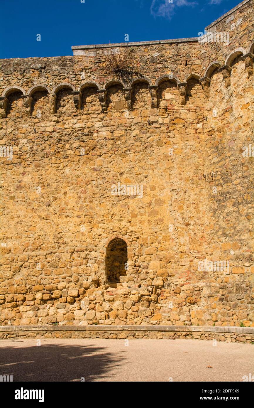 Partie des murs du village médiéval historique de San Quirico d'Orcia, province de Sienne, Toscane, Italie Banque D'Images